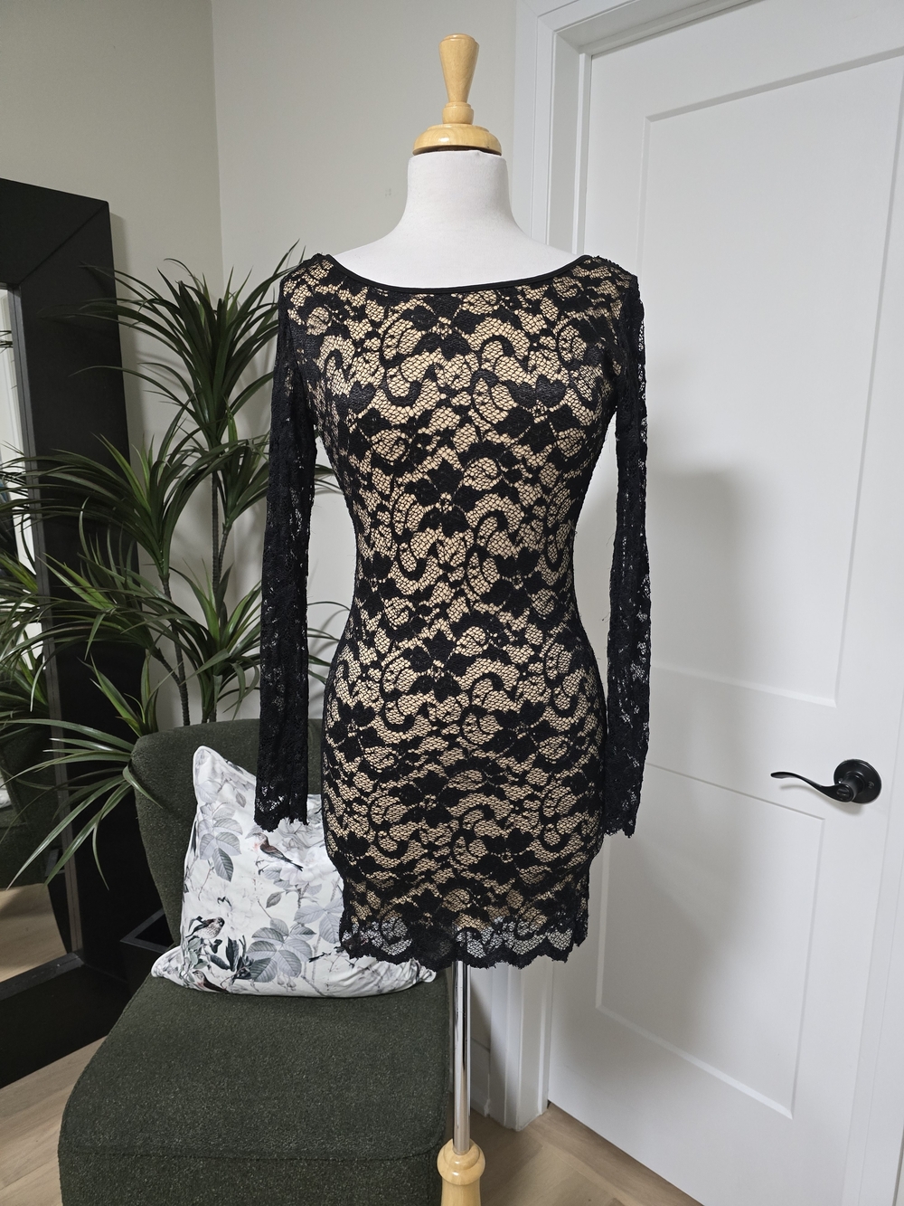 Black Lace Long-Sleeve Bodycon Dress